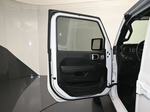 Used 2021 Jeep Gladiator Overland AWD/4WD image 10