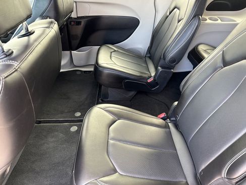 Used 2023 Chrysler Pacifica Touring-L image 17