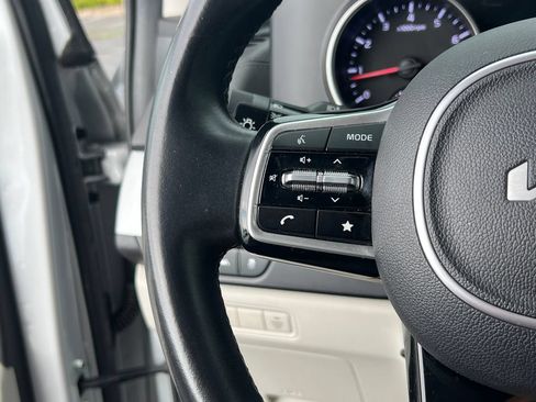 Used 2023 Kia Carnival LX FWD image 28