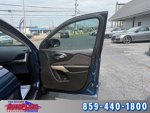 Used 2018 Jeep Cherokee Latitude w/ Cold Weather Group image 27