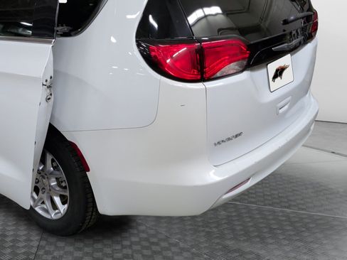 Used 2022 Chrysler Voyager LX image 5