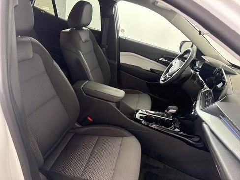 Used 2025 Chevrolet Trax LT w/ LT Convenience Package FWD image 17