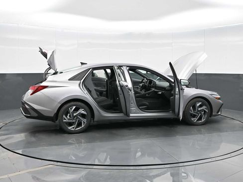 Certified 2025 Hyundai Elantra Sport image 38
