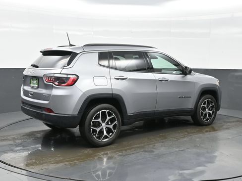 Used 2024 Jeep Compass Latitude AWD/4WD image 8