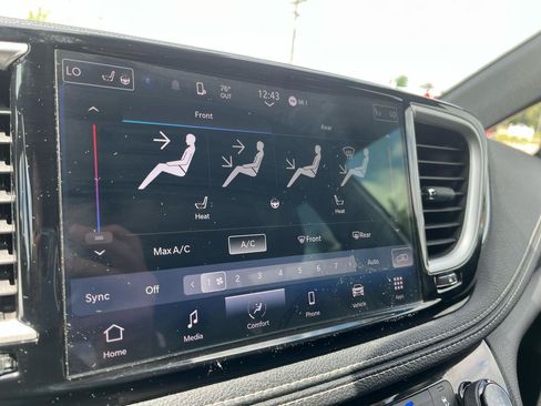 Used 2023 Chrysler Pacifica Touring FWD image 13
