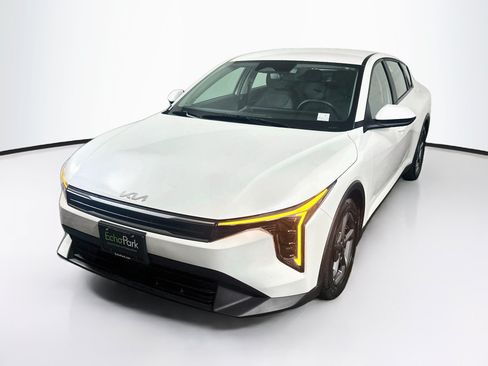 Used 2025 Kia K4 FWD image 3