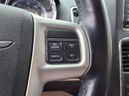 Used 2015 Chrysler Town & Country Touring-L w/ Driver Convenience Group FWD image 13