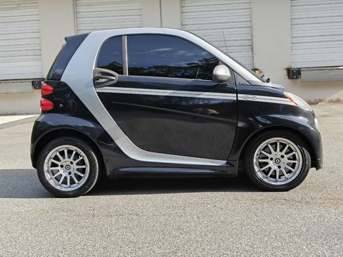 Used 2013 smart fortwo passion RWD image 2