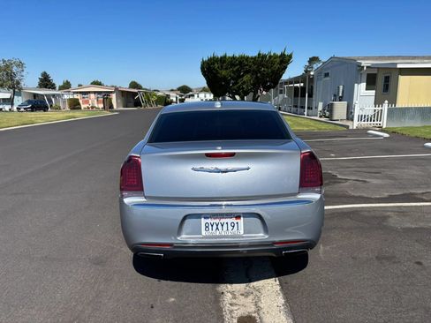 Used 2018 Chrysler 300 Touring L RWD image 8