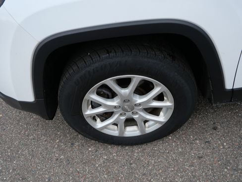 Used 2017 Jeep Cherokee Latitude w/ Cold Weather Group AWD/4WD image 16