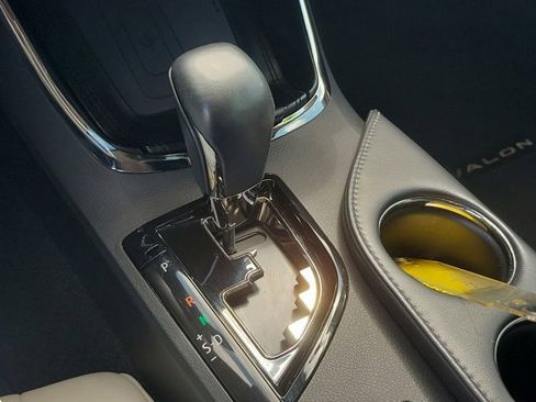 Used 2016 Toyota Avalon Limited image 19