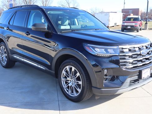 Used 2025 Ford Explorer Active w/ Active Comfort Package image 3