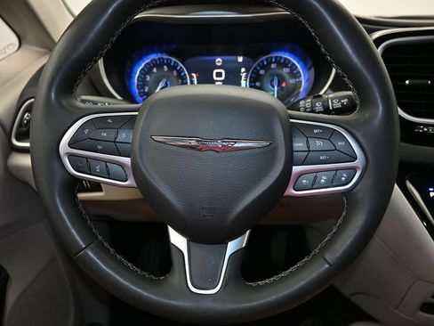 Used 2023 Chrysler Pacifica Touring-L FWD image 13