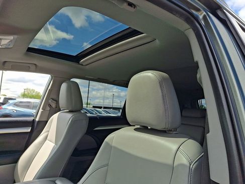 Used 2019 Toyota Highlander XLE AWD/4WD image 15