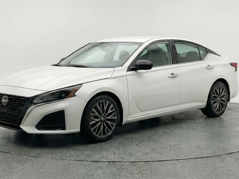 Used 2025 Nissan Altima 2.5 SV image 3
