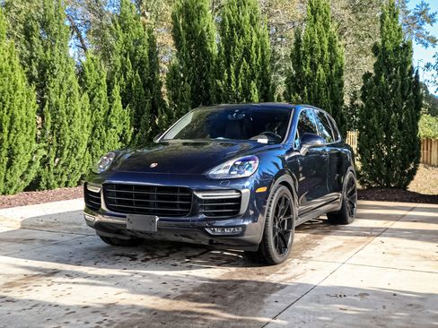 Used 2015 Porsche Cayenne Turbo image 5