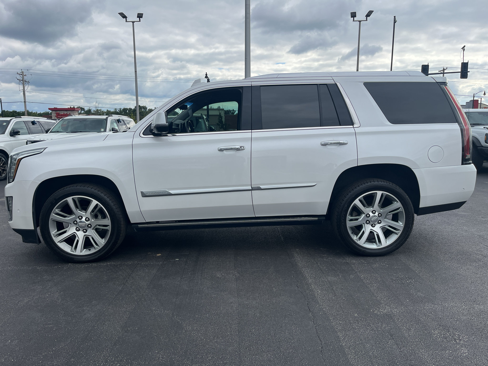 Used 2018 Cadillac Escalade Premium Luxury AWD/4WD image 4
