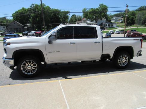 Used 2025 Chevrolet Silverado 2500 LTZ w/ LTZ Premium Package AWD/4WD image 10