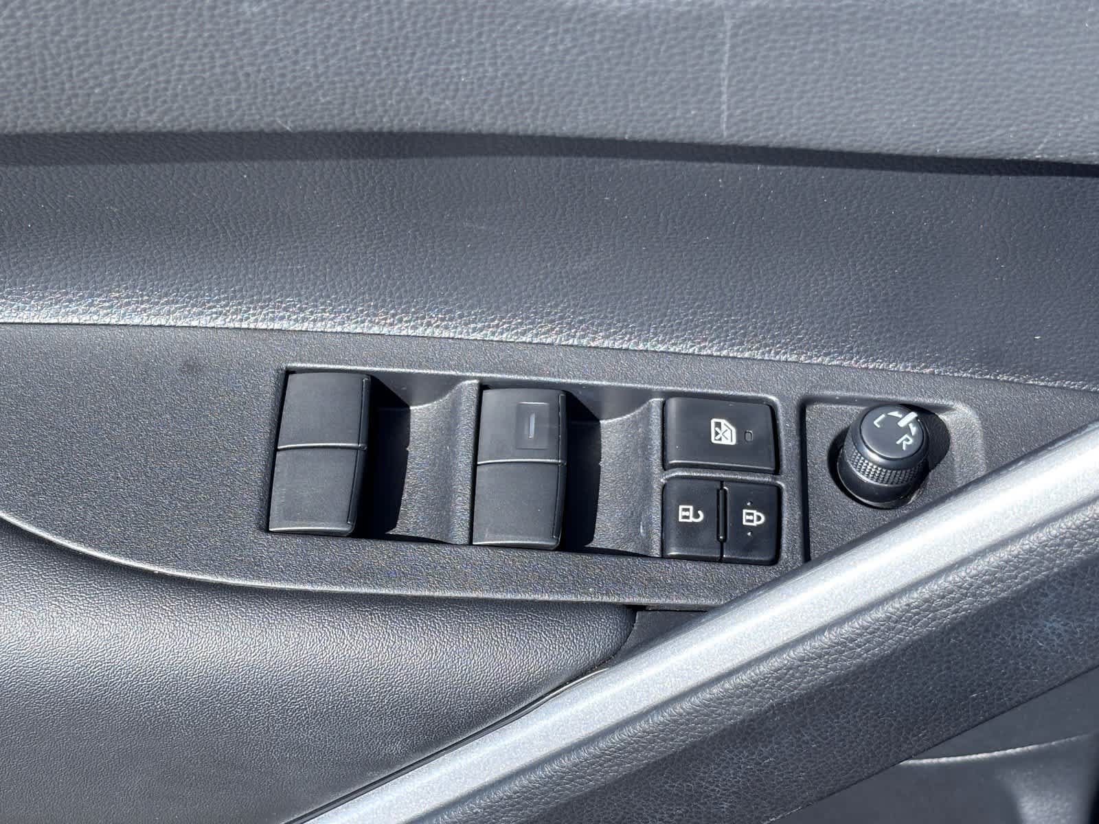 Used 2025 Toyota Corolla Cross XLE w/ Convenience Package FWD image 15