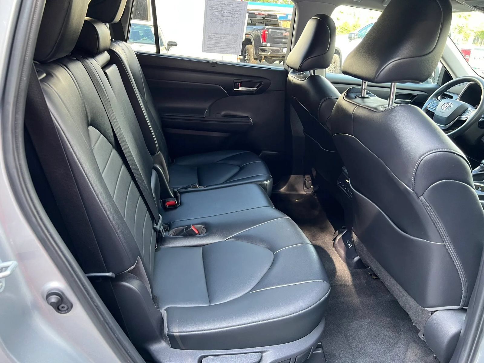 Used 2022 Toyota Highlander XLE AWD/4WD image 9
