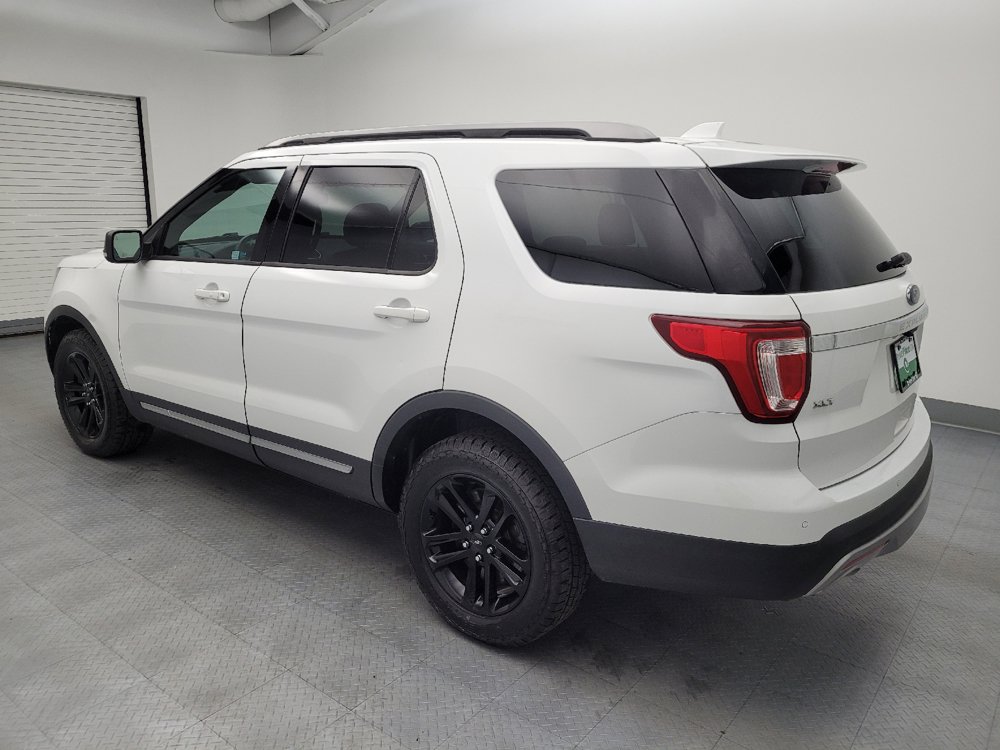 Used 2017 Ford Explorer XLT w/ Equipment Group 202A AWD/4WD image 3