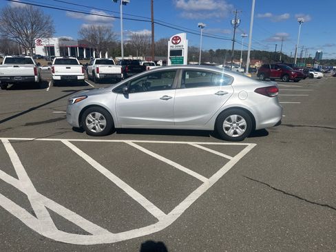 Used 2017 Kia Forte LX image 23