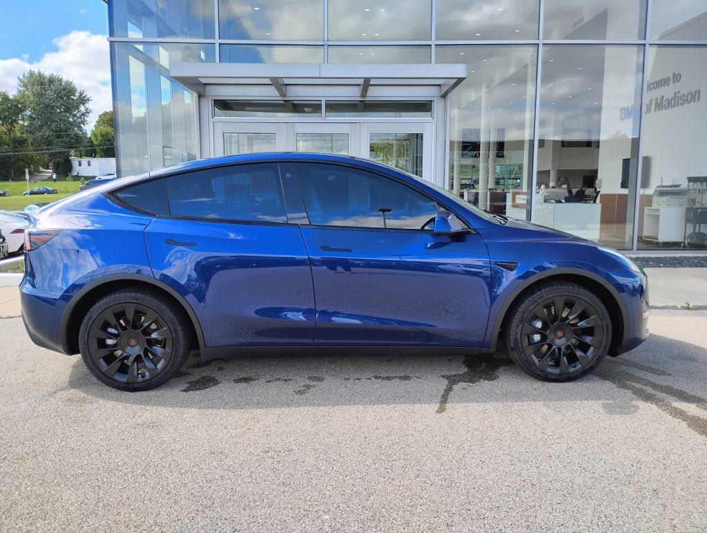 Used 2022 Tesla Model Y Long Range AWD/4WD image 2