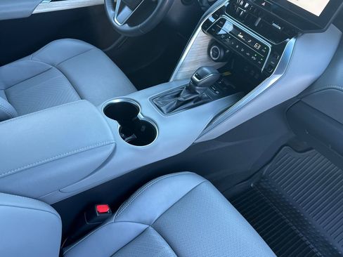 Used 2024 Toyota Venza Limited image 18
