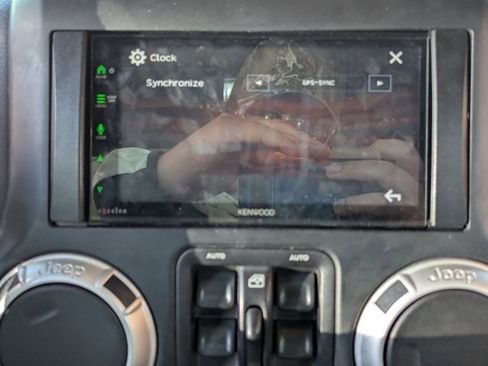 Used 2016 Jeep Wrangler Unlimited Sahara w/ Connectivity Group AWD/4WD image 13