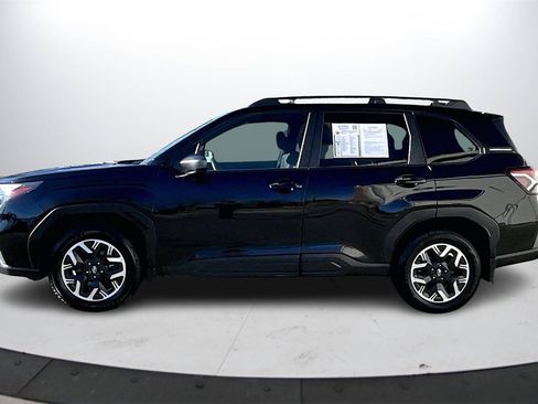 Used 2025 Subaru Forester Premium image 5