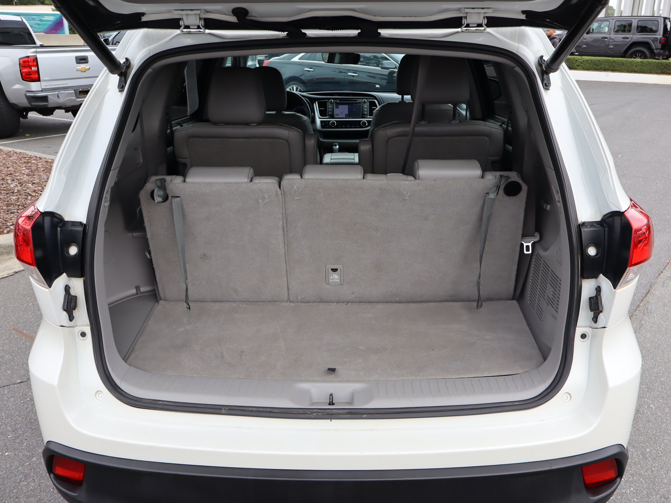 Used 2019 Toyota Highlander XLE FWD image 35