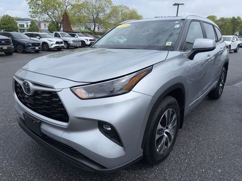 Used 2023 Toyota Highlander XLE AWD/4WD image 1