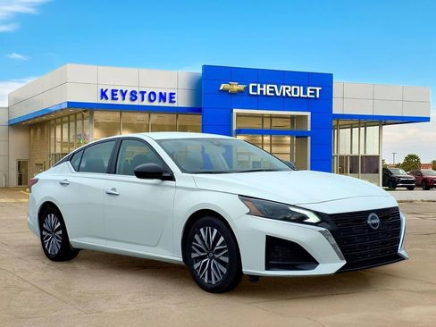 Used 2025 Nissan Altima 2.5 SV FWD image 1
