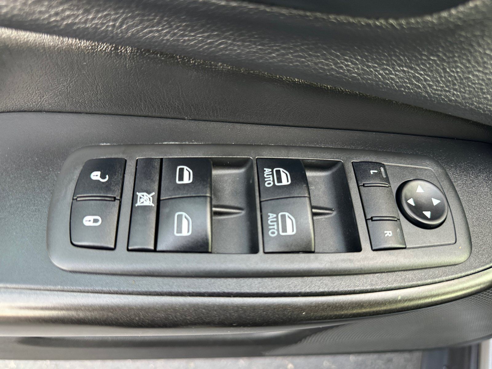 Used 2019 Jeep Cherokee Trailhawk w/ Cold Weather Group AWD/4WD image 13