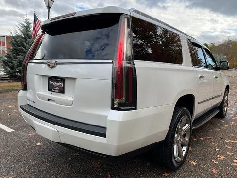 Used 2020 Cadillac Escalade ESV Premium Luxury image 34