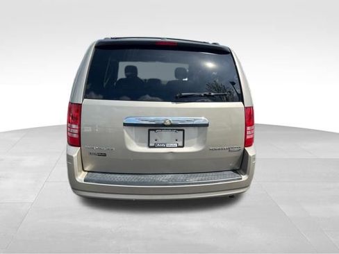 Used 2009 Chrysler Town & Country Touring image 6