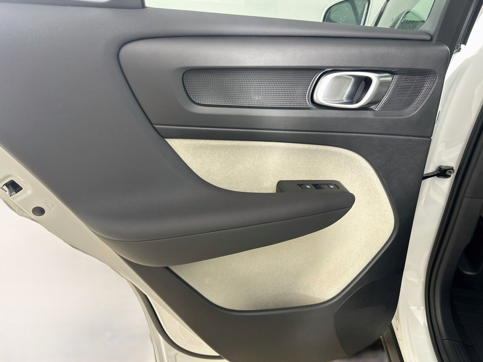 Certified 2025 Volvo XC40 B5 Ultra w/ Protection Package AWD/4WD image 34