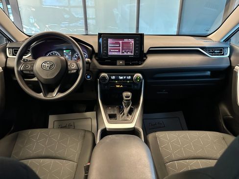 Used 2022 Toyota RAV4 XLE AWD/4WD image 9