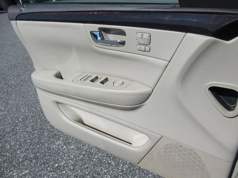 Used 2010 Cadillac DTS Luxury image 25