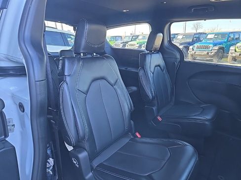 Used 2025 Chrysler Pacifica Select image 72