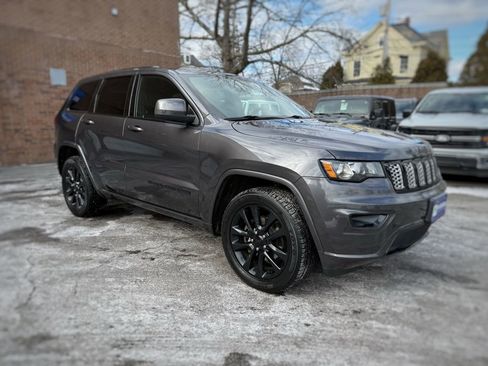 Used 2018 Jeep Grand Cherokee Altitude image 3