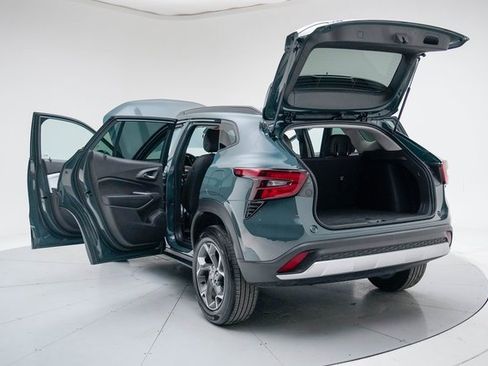 Used 2025 Chevrolet Trax LT w/ Driver Confidence Package image 19