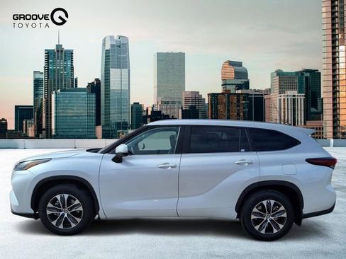 Used 2025 Toyota Highlander XLE image 2