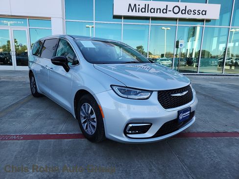 Used 2024 Chrysler Pacifica Select image 1