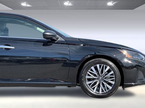 Used 2025 Nissan Altima 2.5 SV image 33