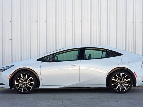 Used 2025 Toyota Prius Plug-In Hybrid XSE image 8