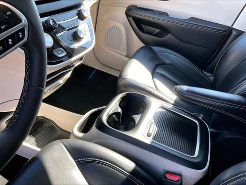 Used 2023 Chrysler Pacifica Touring-L FWD image 22