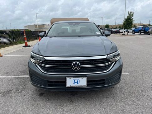 Used 2023 Volkswagen Jetta SE FWD image 2