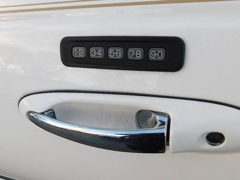 Used 2004 Lincoln Town Car Signature image 7