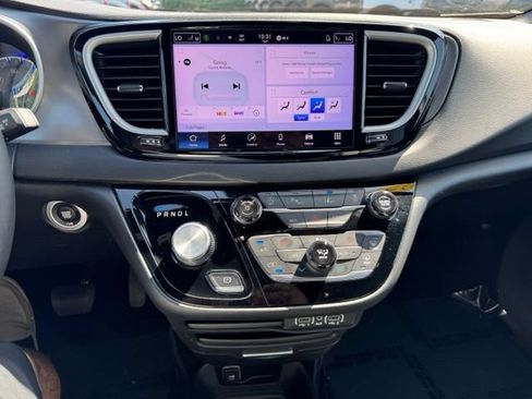 Used 2025 Chrysler Pacifica Select FWD image 28